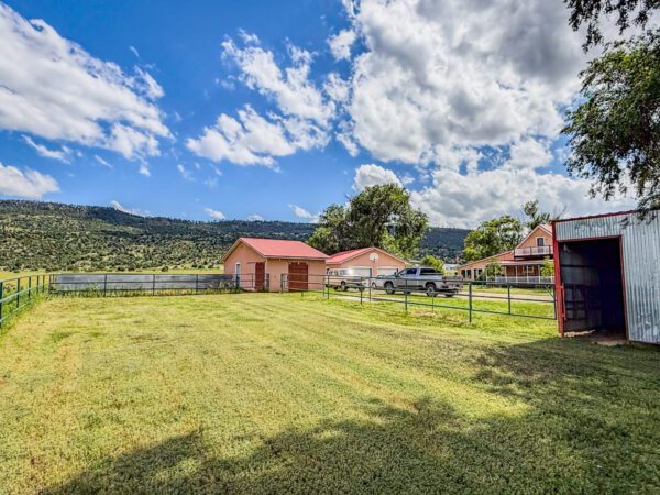 Round Corral Farm - Image 35